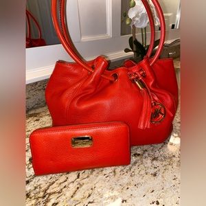 MICHAEL KORS DESIGNER HANDBAG WITH MATCHING WALLET